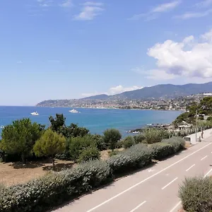 https://villaggio-turistico-la-vesca.hotelitalianriviera.com